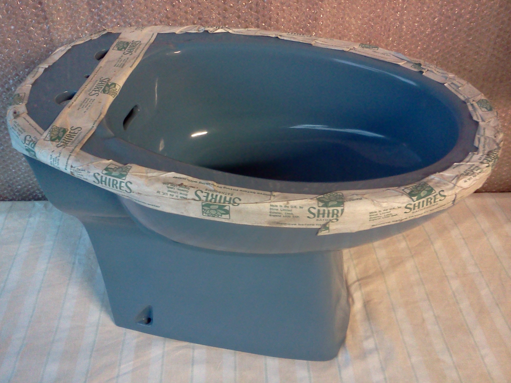 Discontinued Bathroom Colours. Basins, Toilets, Seats & Panels.