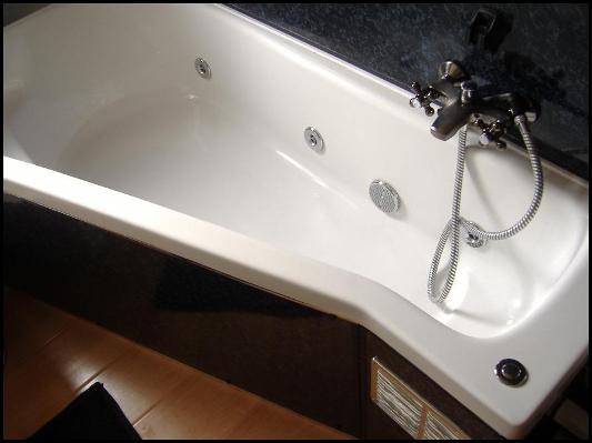 odd shape space saving whirlpool bath